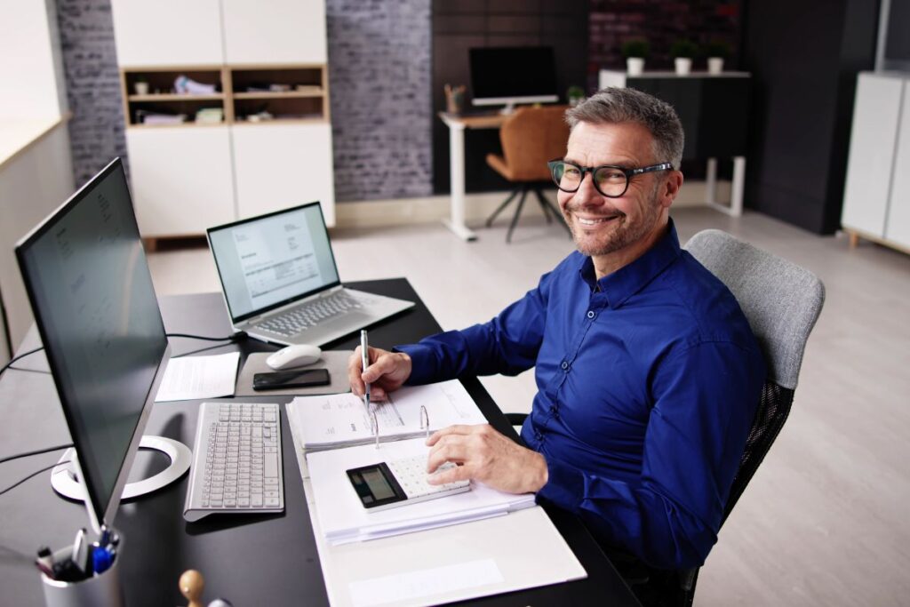 a bookkeeper who is utilising Xero tips to save time from invoicing and payroll